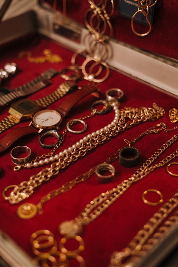Effortless ways to organize your large jewelry collection